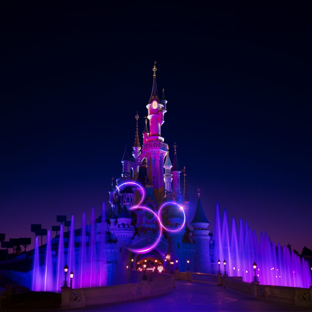 Disneyland Paris dévoile le programme pour les 30 ans du parc avec un logo magnifique